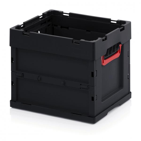 Es handelt sich um eine schwarze Kunststoffbox mit einem roten Griff. Die Box hat eine offene Oberseite und stabile Seitenwände, ideal zum Transport und zur Aufbewahrung von Gegenständen.
