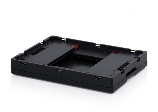 Das Bild zeigt eine schwarze, rechteckige Halterung mit Ausschnitten und roten Markierungen. Sie hat eine flache, robuste Struktur und wirkt funktional, möglicherweise für technische Geräte.