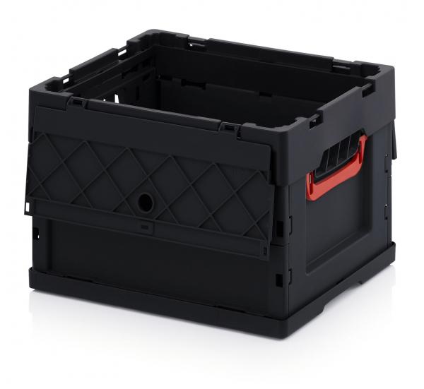 Die Abbildung zeigt eine schwarze Kunststoffbox im Kistenformat. Sie hat eine strukturierte Seitenfläche und einen roten Griff an der Vorderseite. Die Kiste ist offen und hat robuste, geschlossene Wände.