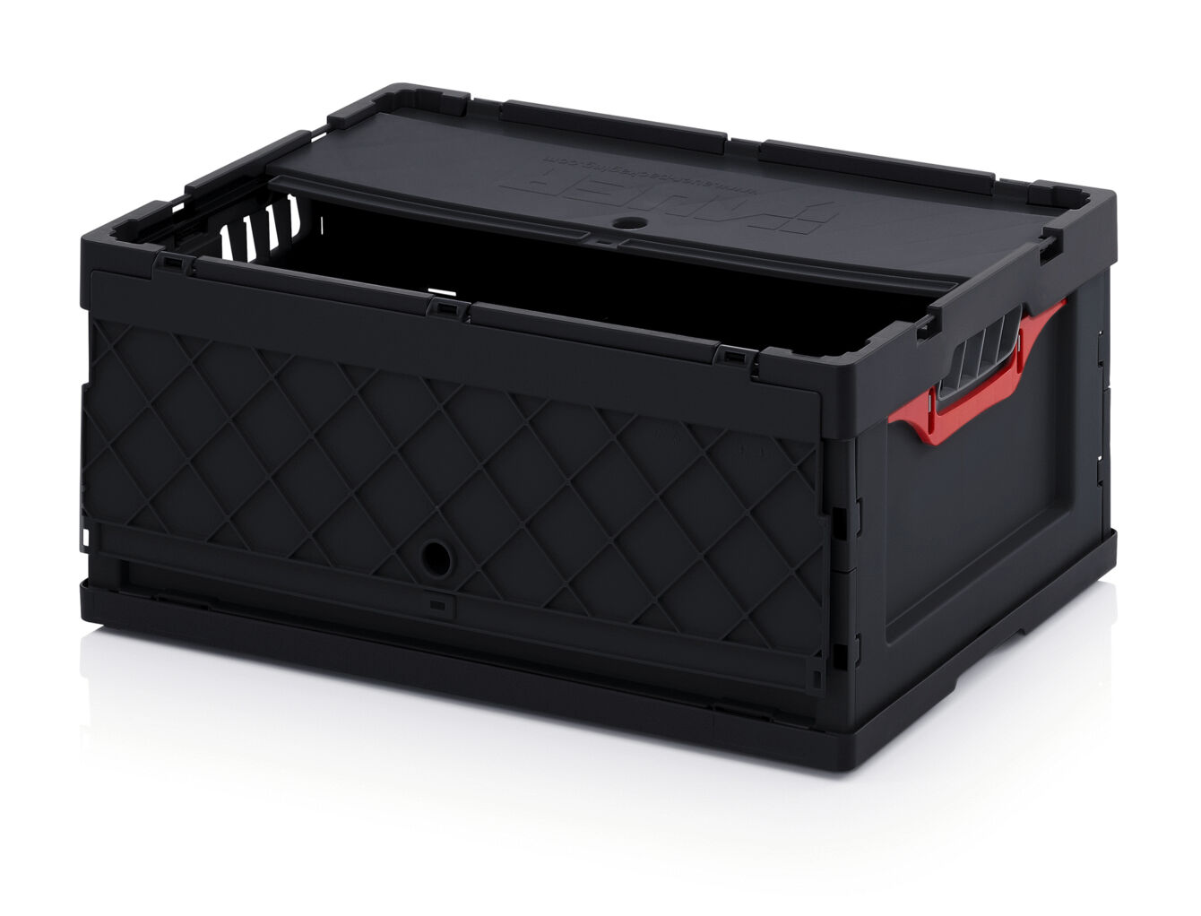 Die Abbildung zeigt eine schwarze Transportbox mit einem aufklappbaren Deckel und einer roten Griffschlaufe. Die Seiten sind gitterartig perforiert, was für Belüftung sorgt.