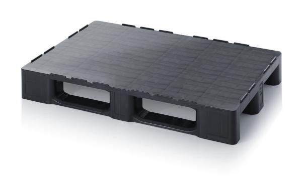 Das Bild zeigt eine schwarze Kunststoffpalette. Sie ist rechteckig, flach und hat an den Längsseiten zwei Öffnungen zum Greifen. Die Oberfläche ist strukturiert und stabil, ideal für Lagerung.
