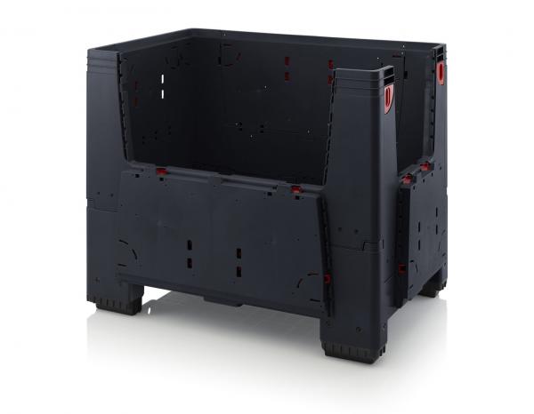 Das Bild zeigt einen rechteckigen, schwarzen Container aus Kunststoff. Er hat offene Seitenwände mit kleinen Löchern, die Stabilität bieten, und an den Ecken sind rote Elemente sichtbar.