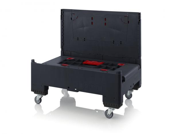 Das Bild zeigt eine schwarze Transportbox mit einem klappbaren Deckel. Die Box hat Rollen für Mobilität und Innenfächer in roter Farbe zur Organisation von Werkzeugen oder Ausrüstung.