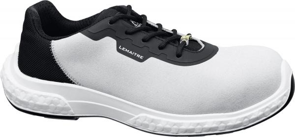 Der Schuh ist ein moderner Sicherheitsschuh mit einer weißen Oberseite und schwarzen Seiten. Er hat eine robuste Sohle und Schnürsenkel für guten Halt. Ideal für Arbeitsumgebungen.