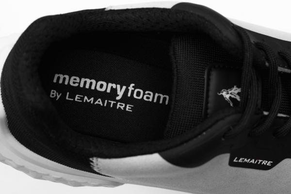 Das Bild zeigt die Innensohle eines Sportschuhs. Die Sohle ist mit "memory foam" beschriftet, was auf besonderen Komfort hinweist. Die Farben sind Schwarz und Weiß, schlicht und modern.