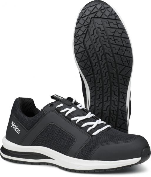Das Bild zeigt einen schwarzen Sportschuh mit weißer Schnürung und Gehsohle. Der Schuh hat eine gepolsterte Sohle und eine atmungsaktive Struktur. Die Unterseite zeigt ein Profil für besseren Halt.
