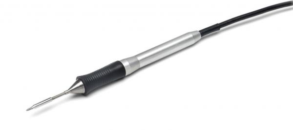 Das Bild zeigt einen schlanken, silbernen Stift mit einer spitzen, scharfen Spitze. Der Griff ist schwarz und gummiert, und es gibt ein Kabel, das vom Ende des Stifts abzweigt.