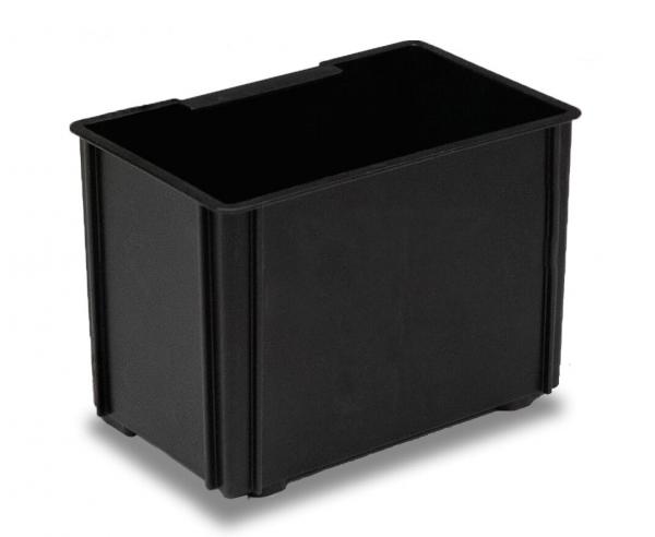 Das Bild zeigt eine eckige, schwarze Kunststoffbox ohne Deckel. Sie hat feste Wände und vier flache Füße an der Unterseite. Die Kanten sind leicht abgerundet.