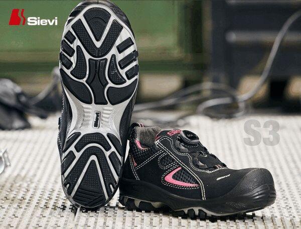 Das Bild zeigt einen schwarzen Sicherheitsschuh mit pinken Akzenten. Die Sohle hat ein griffiges Profil. Der Schuh liegt auf einem strukturierten Boden. Oben links ist das Logo ?Sievi? zu sehen.
