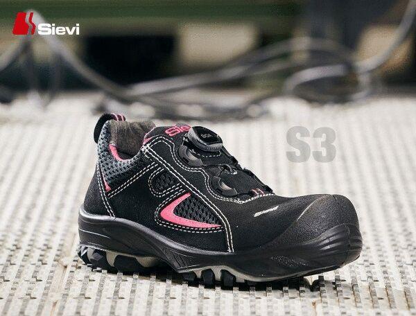 Das Bild zeigt einen schwarzen Sicherheitsschuh mit pinken Akzenten. Die Schuhspitze ist verstärkt, der Schuh hat eine sportliche Form und eine profilierte Sohle für guten Halt.