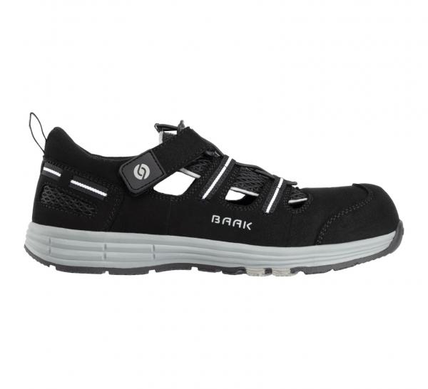 Das Bild zeigt einen schwarzen Schuh mit einer sportlichen Form. Er hat elastische Schnürungen und einen Klettverschluss. Die Sohle ist hellgrau und für guten Halt ausgelegt.