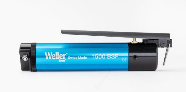 Das Bild zeigt ein längliches, zylindrisches Werkzeug in Blau und Schwarz. Es hat einen runden, schwarzen Kopf und einen Hebel auf der Seite, vermutlich für eine spezielle Funktion.