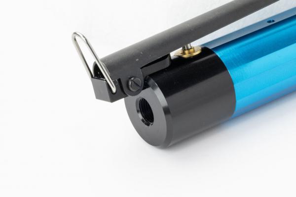 Das Bild zeigt einen technischen Gegenstand in Blau und Schwarz. Es handelt sich um einen zylindrischen Körper mit einer Metallhalterung und einer kleinen Öffnung am Ende.