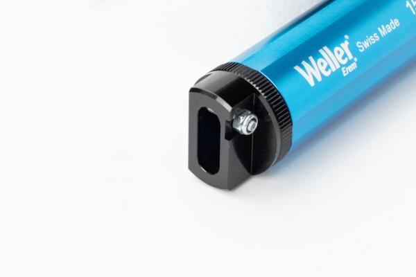 Das Bild zeigt das Ende eines blauen Werkzeugs mit einer schwarzen Kappe. Die Kappe hat eine rechteckige Öffnung und einen kleinen Schraubenkopf. Der Schriftzug "Weller Swiss Made" ist sichtbar.