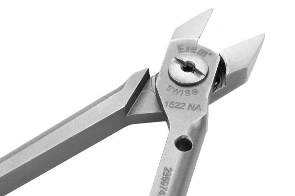Das Bild zeigt eine silberne Zange mit scharfen, spitzen Klingen. Die Zange hat einen stabilen Griff und eine zentrale Schraube zur Regulierung. Sie wirkt präzise und robust.