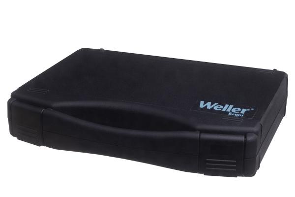 Das Bild zeigt eine schwarze, rechteckige Kiste mit abgerundeten Kanten. Sie hat einen Griff und ein Logo mit der Aufschrift "Weller" in blauer Schrift auf der Oberseite.