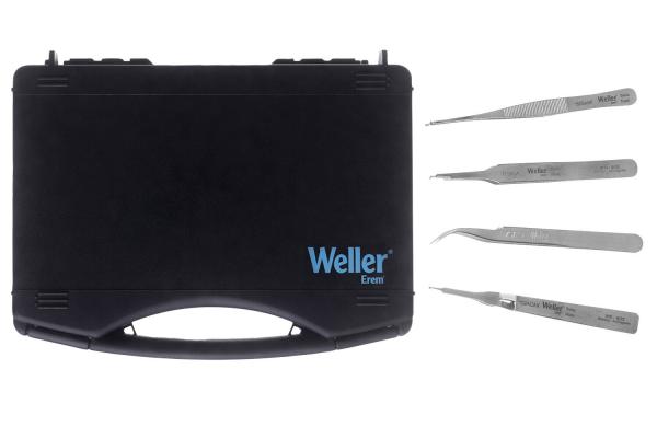 Das Bild zeigt eine schwarze Werkzeugkoffer mit dem Weller-Logo. Daneben liegen vier feine, metallische Pinzetten. Der Koffer hat einen Griff und Scharniere.