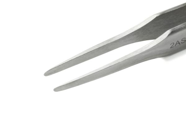 Das Bild zeigt eine metallene Pinzette. Sie hat zwei lange, spitze Klammern, die sich am Ende verjüngen. Die Oberfläche wirkt glatt und glänzend, ideal zum Greifen kleiner Objekte.