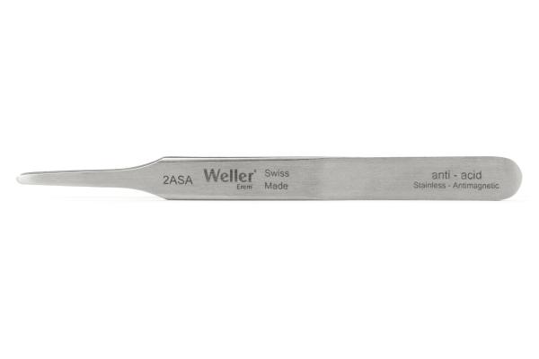 Das Bild zeigt eine schmale, metallische Pinzette mit einer spitzen, leicht gebogenen Spitze. Auf der Oberfläche sind Markierungen und ein Logo eingeprägt. Sie wirkt hochwertig und genau.
