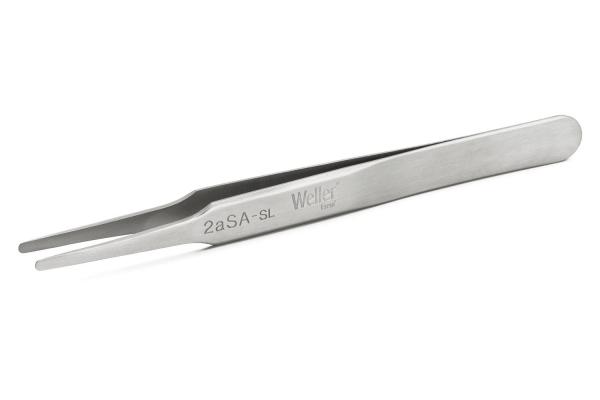 Das Bild zeigt eine schmale, metallische Pinzette mit zwei spitzen Zangen. Die Pinzette hat eine glatte Oberfläche und einen leicht gebogenen, ergonomischen Griff.