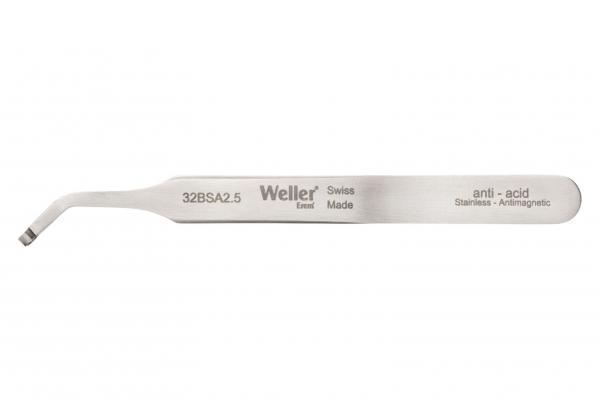 Das Bild zeigt eine schlanke, gebogene Pinzette aus Edelstahl. Sie trägt die Gravur ?Weller? und andere technische Angaben. Die Oberfläche ist glatt und glänzend.