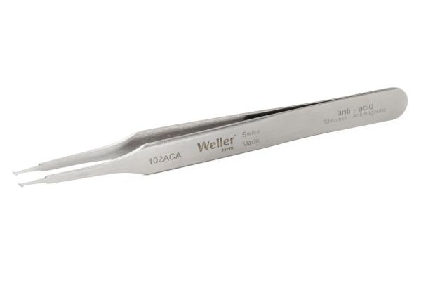 Das Bild zeigt eine spitze, schlanke Pinzette aus Edelstahl. Sie hat zwei leicht gebogene Greifenden und eine Beschriftung mit dem Namen "Weller" sowie anderen Details.