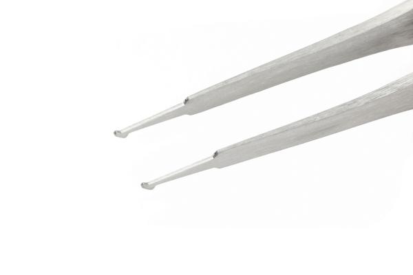 Das Bild zeigt eine metallische Pinzette mit zwei langen, schmalen Greifarmen. Die Spitzen sind leicht gebogen und spitz, ideal zum Greifen von kleinen Gegenständen.