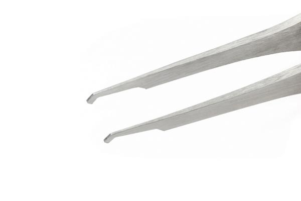 Das Bild zeigt eine metallische Pinzette mit langen, schmalen Spitzen. Die Enden sind leicht gebogen und haben eine flache Kante, ideal zum Greifen von kleinen Objekten.