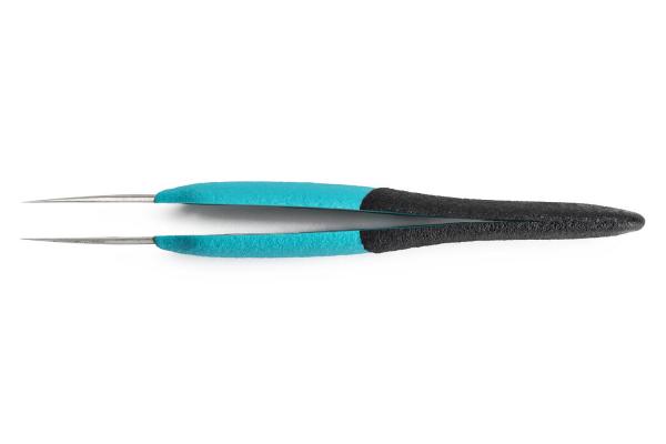 Auf dem Bild sind eine schmale Zange mit zwei langen, spitzen Enden zu sehen. Die Griffe sind schwarz mit blauen Gummielementen für besseren Halt. Sie sind für präzise Arbeiten geeignet.