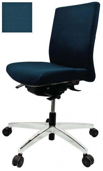 Das Bild zeigt einen ergonomischen Bürostuhl in dunklem Blau mit gepolsterter Sitzfläche und Rückenlehne. Er hat fünf Rollen und eine verchromte Basis für Stabilität.