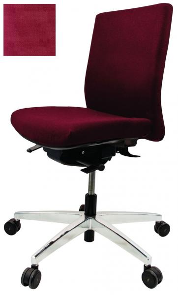 Der Bürostuhl hat einen roten Bezug und eine ergonomische Rückenlehne. Er steht auf einem chromfarbenen Fuß mit fünf Rollen, die beweglich sind. Die Sitzfläche ist gepolstert.