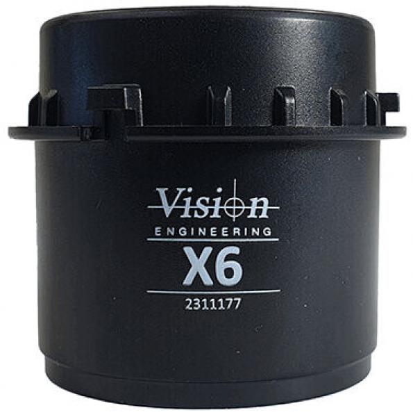 Das Bild zeigt einen schwarzen, zylindrischen Behälter mit einer glatten Oberfläche. Auf der Vorderseite sind die Wörter "Vision Engineering" und "X6" in weißer Schrift gedruckt.