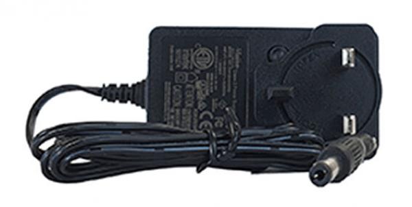 Das Bild zeigt ein schwarzes Netzteil mit zwei Steckern an einer Seite und einem Kabel, das zu einem runden Anschluss führt. Es dient zum Laden von Geräten.