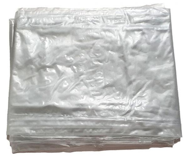 Das Bild zeigt einen Stapel transparenter, glänzender Plastikbeutel. Die Beutel sind ordentlich übereinandergelegt und wirken glatt und gerundet. Sie haben eine leichte Reflexion auf der Oberfläche.