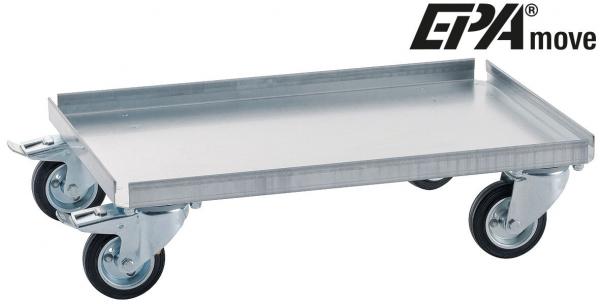 Das Bild zeigt eine flache Transportrolle aus Metall. Sie hat vier bewegliche Räder und einen erhöhten Rand, um Güter darauf zu sichern. Ideal für das Bewegen von Lasten.
