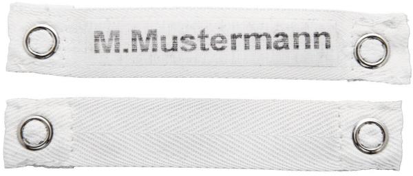 Das Bild zeigt zwei horizontale, weiße Stoffstücke mit Metallösen an den Enden. Auf einem Stück steht der Name ?M. Mustermann? in grauer Schrift. Beide Teile sind einfach und funktional gestaltet.