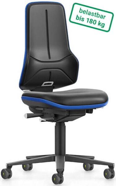 Der Bürostuhl hat eine schwarze Polsterung mit blauen Akzenten. Er verfügt über eine hohe Rückenlehne und eine breite Sitzfläche sowie fünf Rollen für Mobilität. Belastbar bis 180 kg.