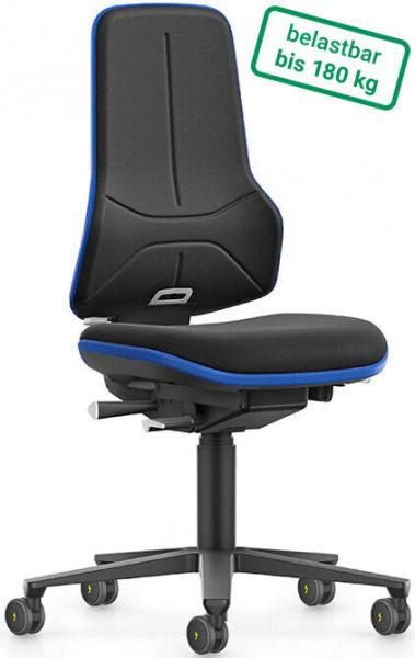 Der Stuhl hat eine hohe, ergonomische Rückenlehne und eine breite Sitzfläche. Er ist schwarz mit blauen Akzenten und hat Rollen. Er kann bis zu 180 kg tragen.