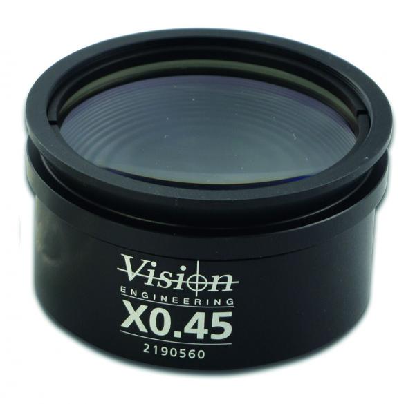 Das Bild zeigt ein rundes, schwarzes Linse-Gehäuse mit einer gläsernen Linse in der Mitte. Auf dem Gehäuse steht "Vision Engineering X0.45" in weißen Buchstaben. Die Kante ist leicht gewölbt.