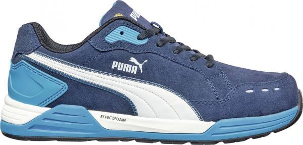 Der Schuh ist ein sportlicher Sneaker in dunklem Blau mit hellblauen Akzenten. Die Sohle ist leicht und bietet guten Halt. An der Seite ist das Puma-Logo sichtbar.
