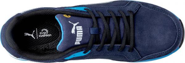 Der Schuh ist dunkelblau mit schwarzen Schnürsenkeln. An der Seite befindet sich ein blauer Akzent und das Puma-Logo in Weiß. Die Innensohle bietet zusätzlichen Komfort.
