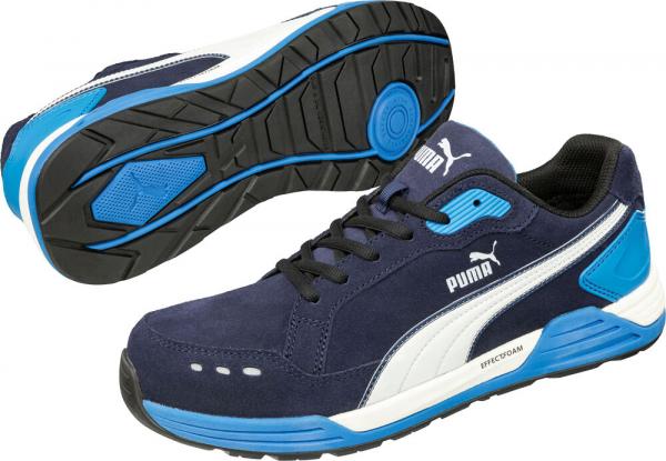 Das Bild zeigt ein Paar Sport-Sneaker in Navi-Blau mit weißen und blauen Akzenten. Die Sohle ist schwarz mit blauer Gummierung. Das Puma-Logo ist sichtbar.