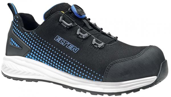 Der Schuh ist schwarz mit blauen Akzenten und einer gitterartigen Musterung. Er hat eine verstärkte Spitze und ein schnelles Schnürsystem mit einem Drehmechanismus.