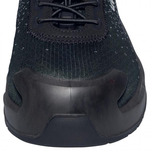 Das Bild zeigt die Vorderansicht eines Sportschuhs. Der Schuh ist überwiegend schwarz mit einem strukturierten Obermaterial und einer stabilen, abgerundeten Sohle. Die Schnürsenkel sind sichtbar.