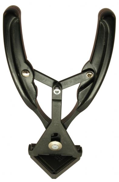 Das Bild zeigt einen schwarzen, plastischen Klemmmechanismus mit zwei gebogenen Griffen und einer dreieckigen Klemmfläche. Er dient zum Fixieren von Materialien während des Werkens.