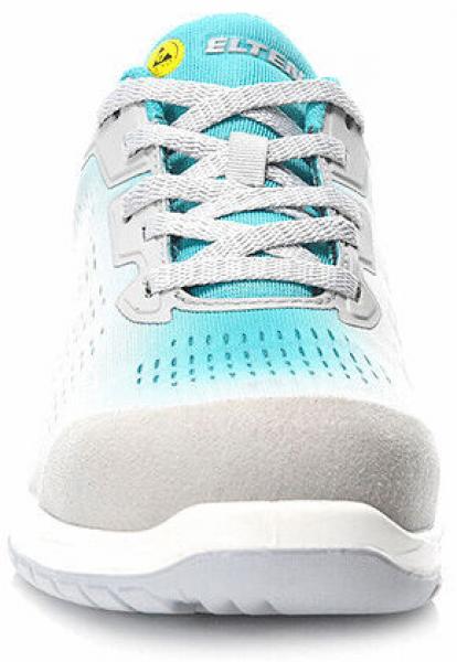 The shoe is sporty, with a light gray and blue color scheme. It has a flat sole, laces, and a breathable surface that contributes to comfort.