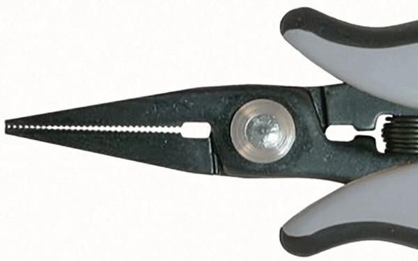 Das Bild zeigt eine Zange mit einer langen, spitzen, schwarzen Greiffläche. Die Zange hat einen metallischen Drehpunkt in der Mitte und ergonomische, graue Griffe.