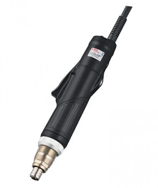 Das Bild zeigt ein schwarzes Elektrowerkzeug mit einem Griff und einem Schlauchanschluss. Es hat einen stabilen, ergonomischen Griff und eine metallene Düse an der Spitze.