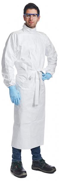 Eine Person steht aufrecht mit einer weißen Schutzkleidung, blauen Handschuhen und einer Schutzbrille. Sie trägt schwarze Schuhe und hat die Hände in die Hüften gestützt.
