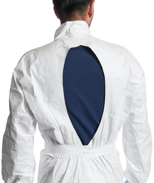 Das Bild zeigt einen Mann von hinten in einem weißen Schutzanzug. Der Anzug hat einen tiefen, ovalen Ausschnitt auf der Rückseite, der einen blauen Stoff darunter zeigt.